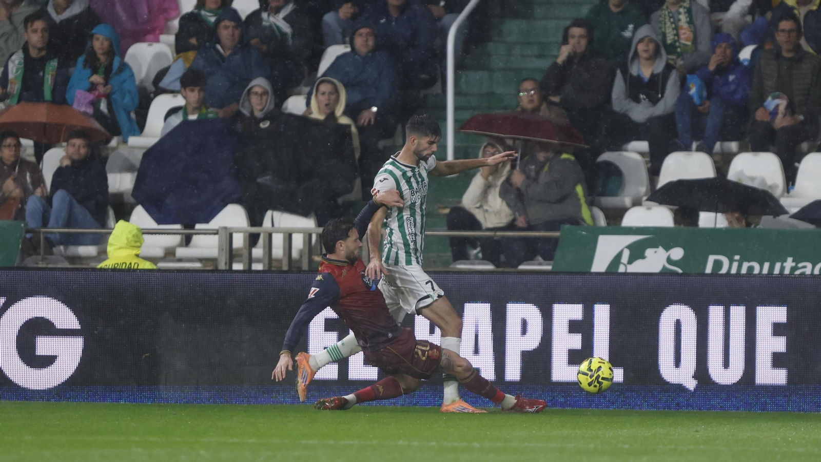 Théo Zidane intenta esquivar la entrada de José Ángel.