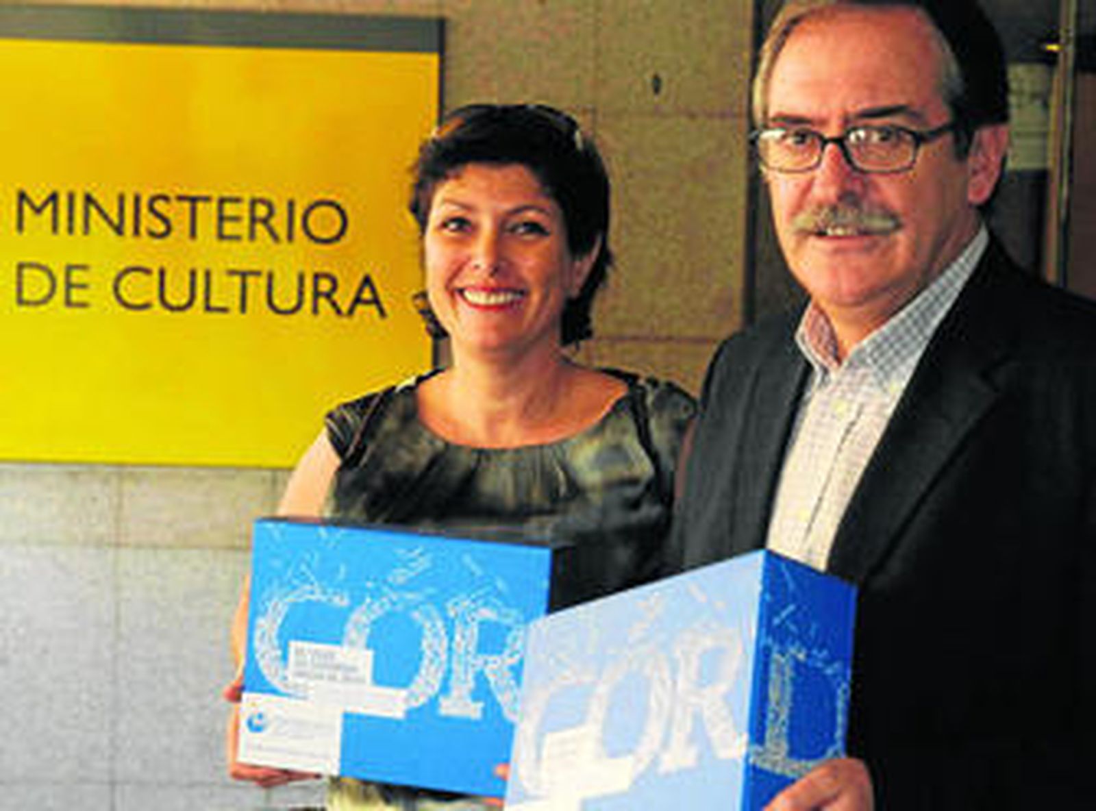 Carlota Álvarez Basso y Manuel Pérez, en la entrega del dossier de Córdoba 2016 en el Ministerio de Cultura.