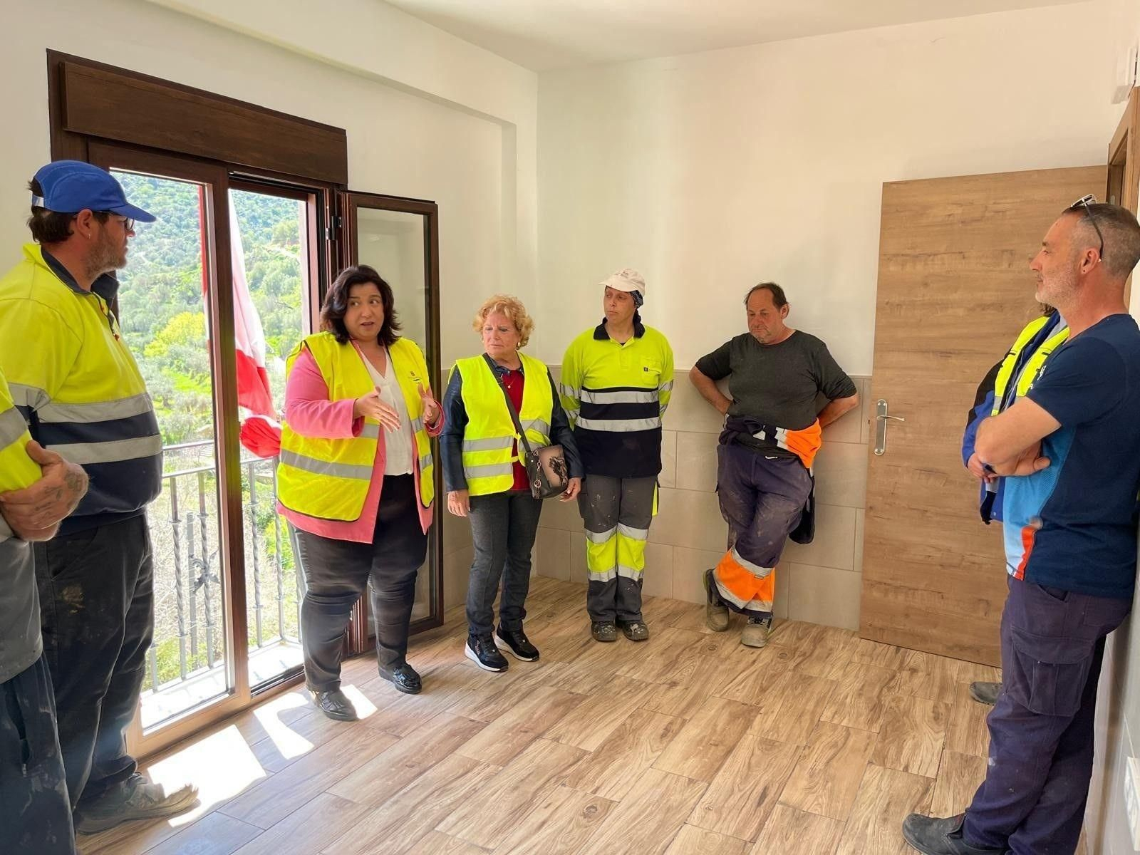 La diputada provincial del PFEA durante una visita a actuaciones acometidas con el PFEA en Laroya.