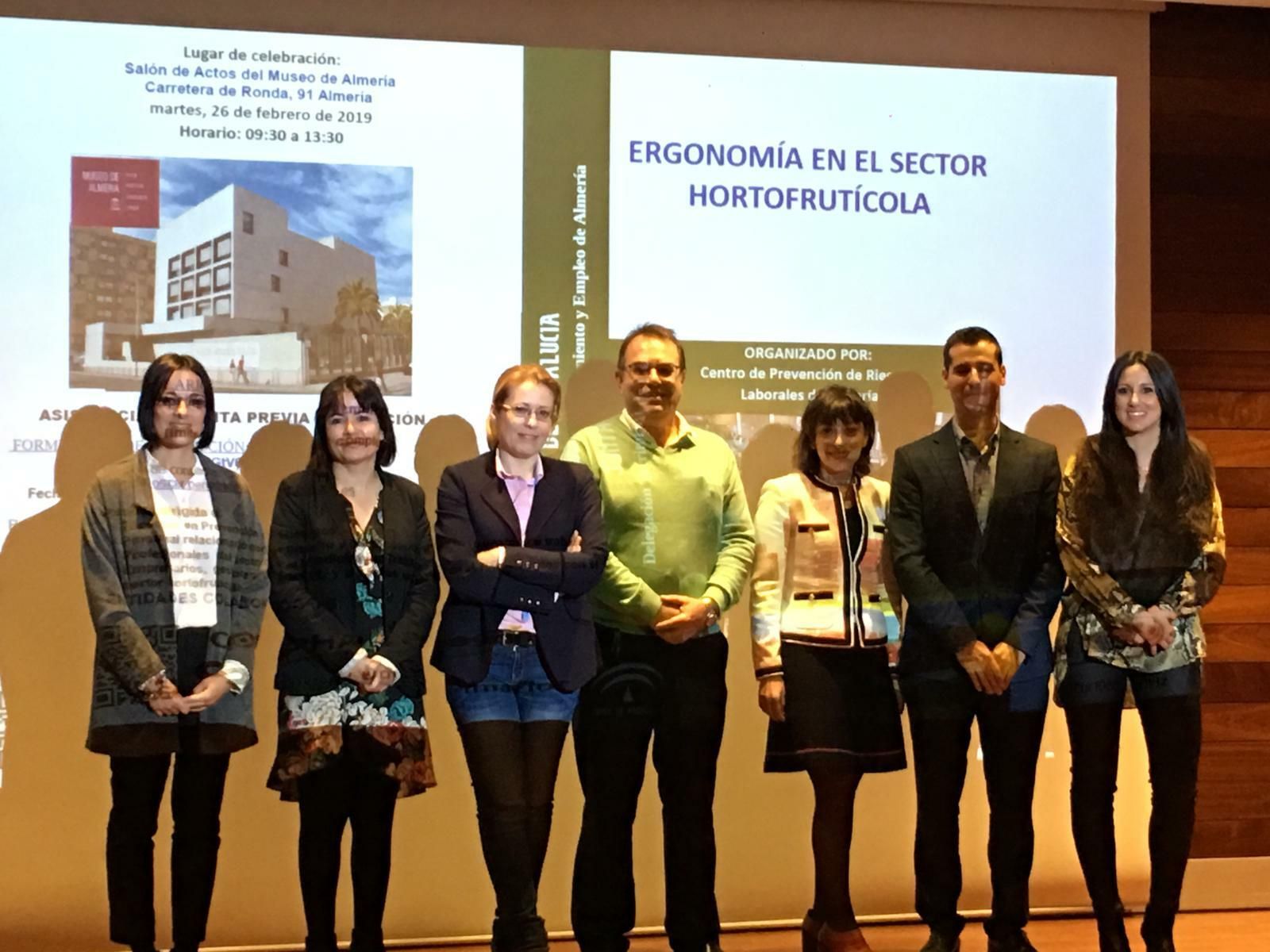 Rocío Sánchez Díaz (Primaflor, Ángeles Álvarez Vázquez (Coexphal), Teresa Fernández Gallego (SAT Peregrín),  Óscar Pereda (Centro de Prevención de Riesgos Laborales de la Junta de Andalucia), Ana Elvira Planas Lara (coordinadora del Laboratorio de Mutua Universal), Manuel Gázquez Martínez (técnico de Prevención de Riesgos Laborales de Mutua Universal) y Sandra Azuaga (directora en Almería de Mutua Universal).