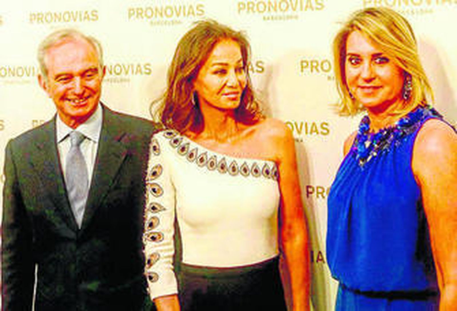 Isabel Preysler posa con el dueño de Pronovias, Alberto Palatchi, y su esposa, Susana Gallardo.