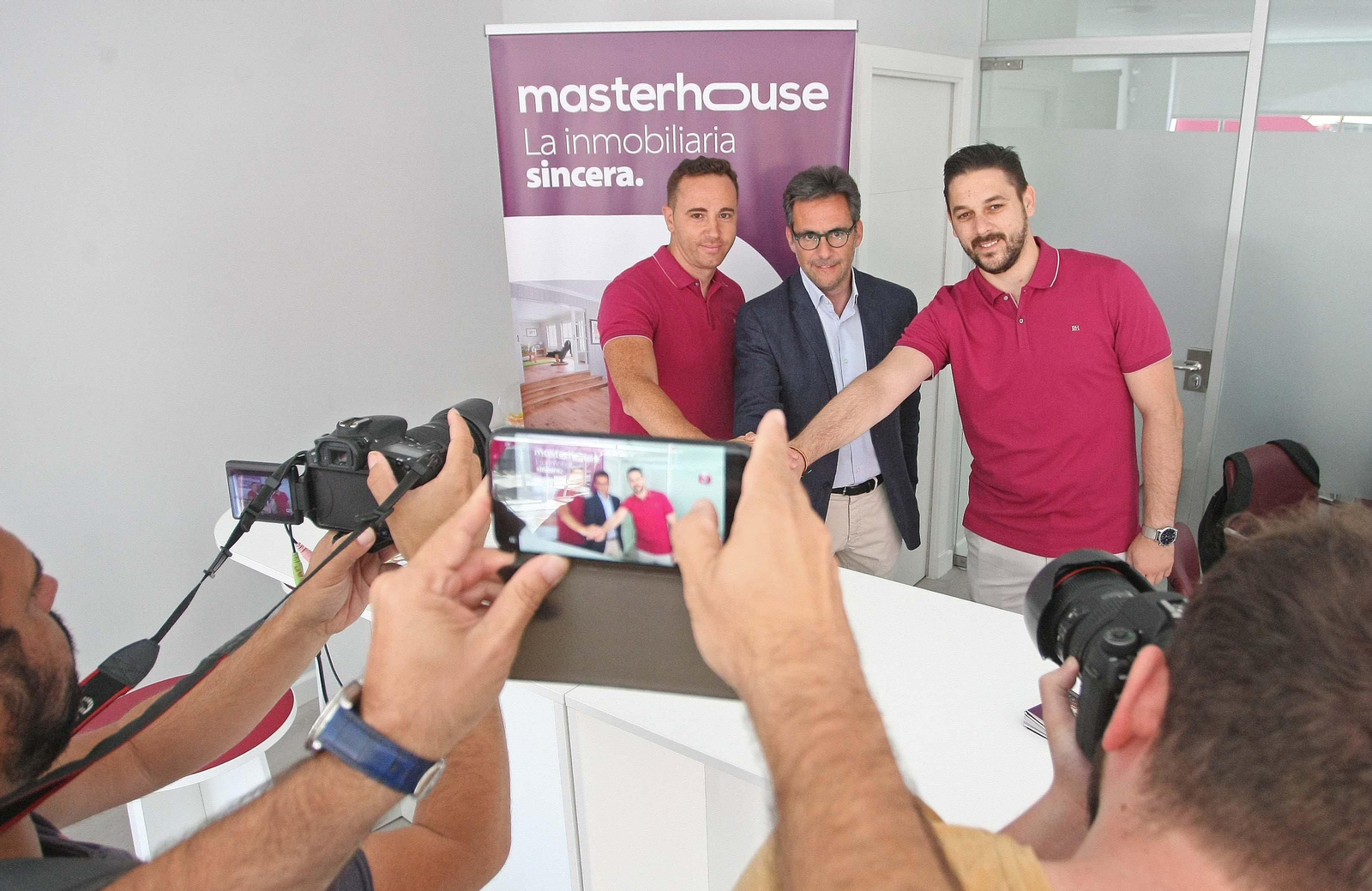 El directivo Nicolás Martínez Andión, ayer con los empresarios de Masterhouse.