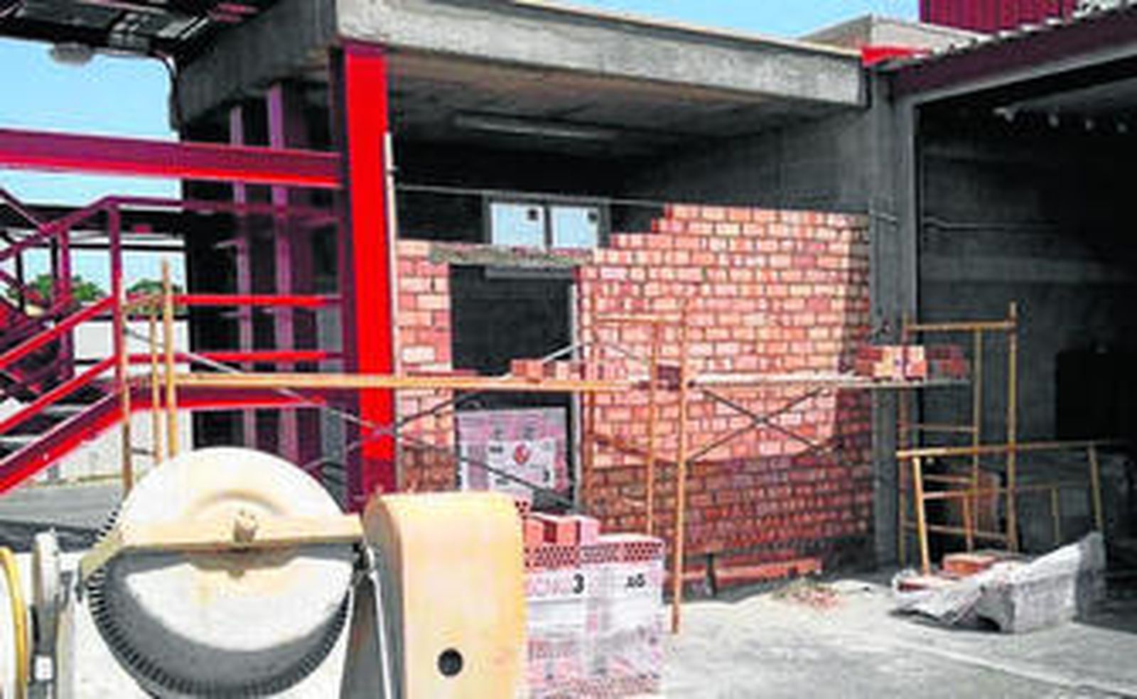 El Parque de Bomberos sigue a medio equipar un año después de su apertura