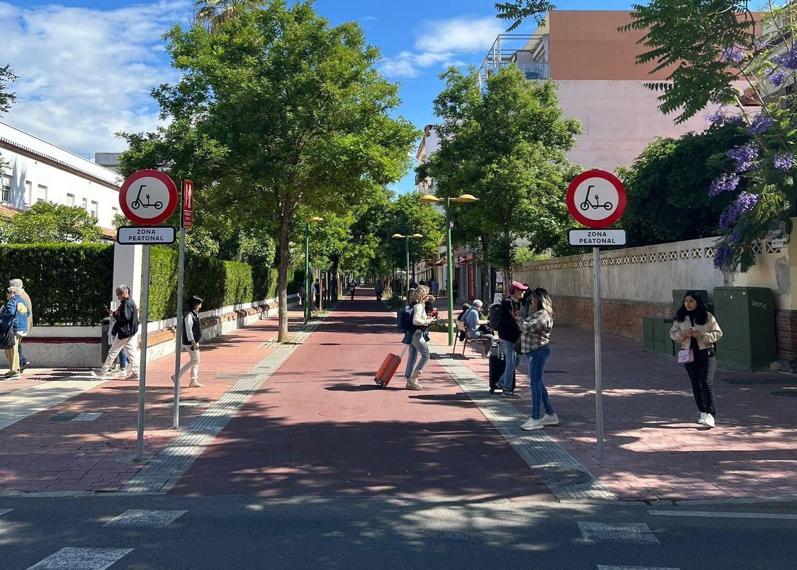 El inicio de la Avenida de la Cruz Roja de Sevilla.