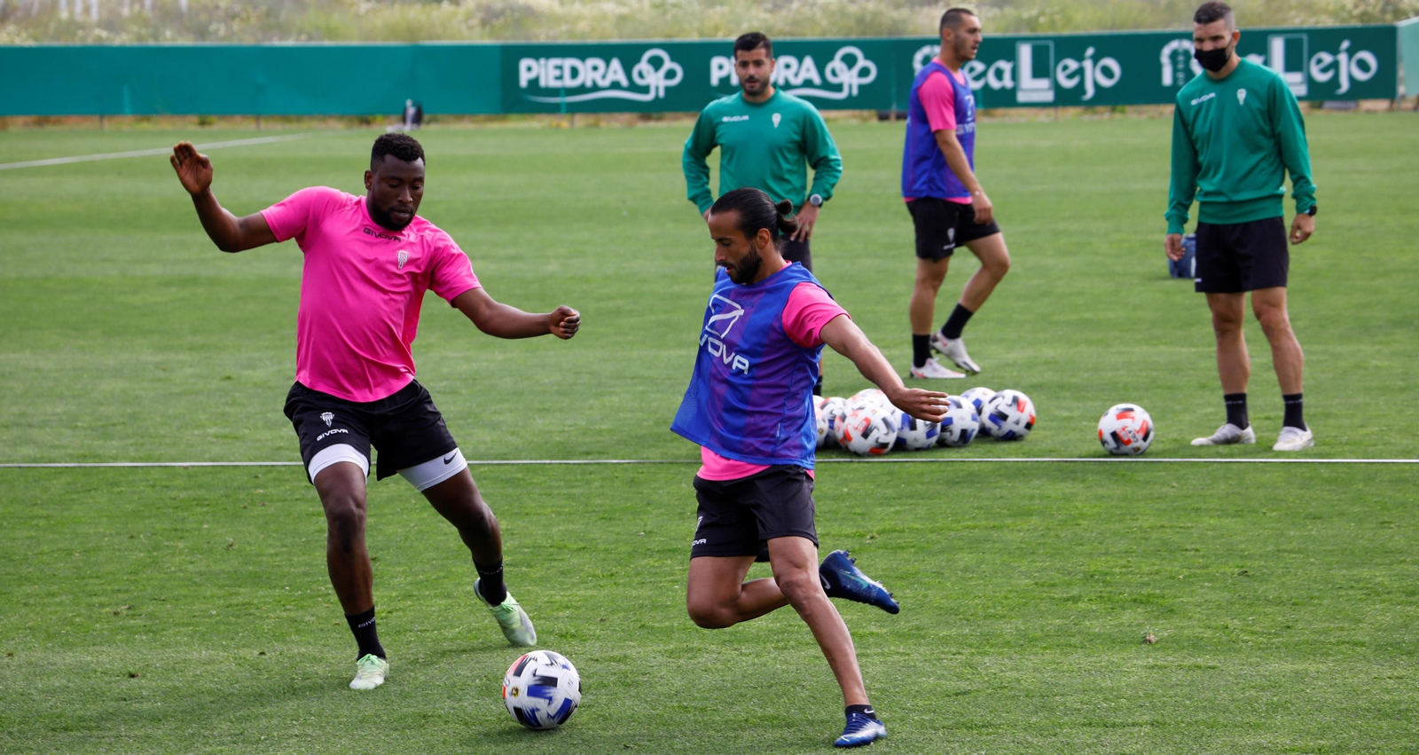 Mario Ortiz intenta pasar el balón ante la presión Djak Traoré, en un ejercicio del entrenamiento del Córdoba CF de este miércoles.