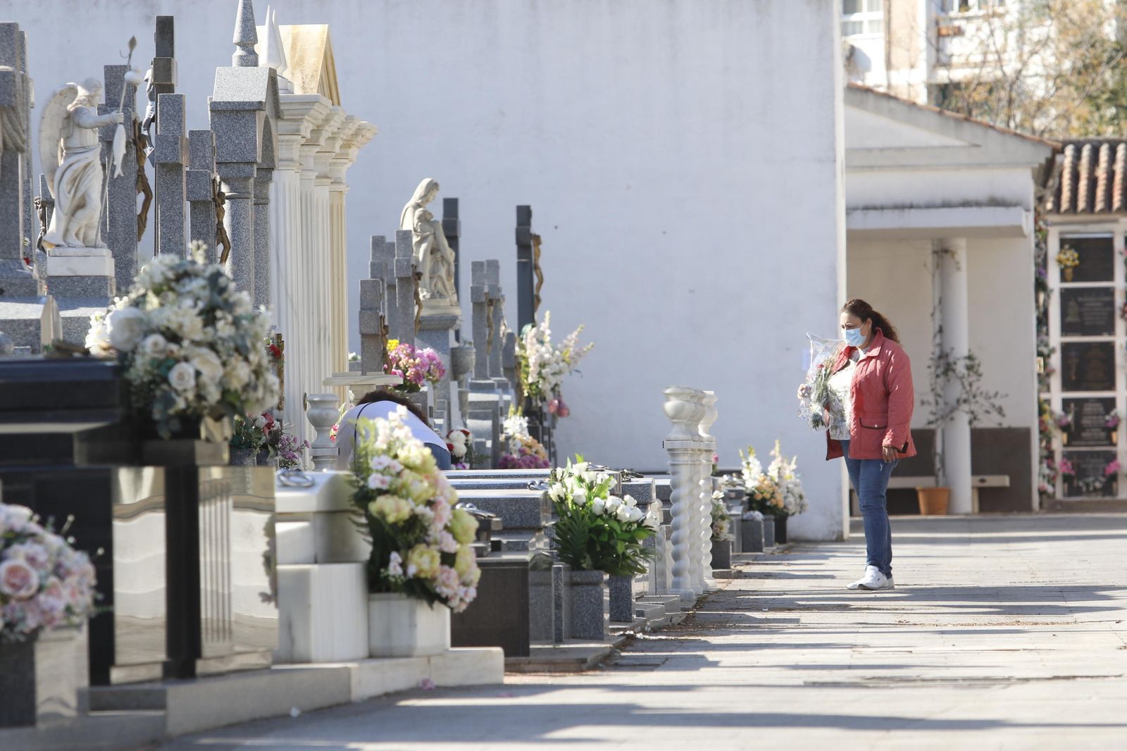 Una mujer visita uno de los panteones del cementerio de San Rafael.