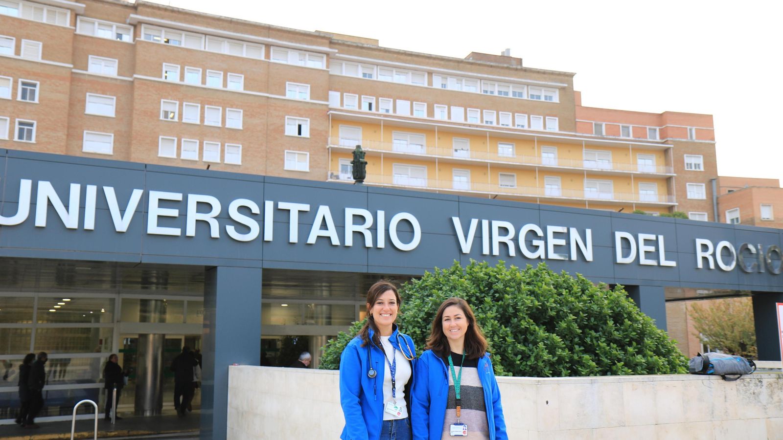 Las neumólogas Esther de Benito y Candela Caballero.