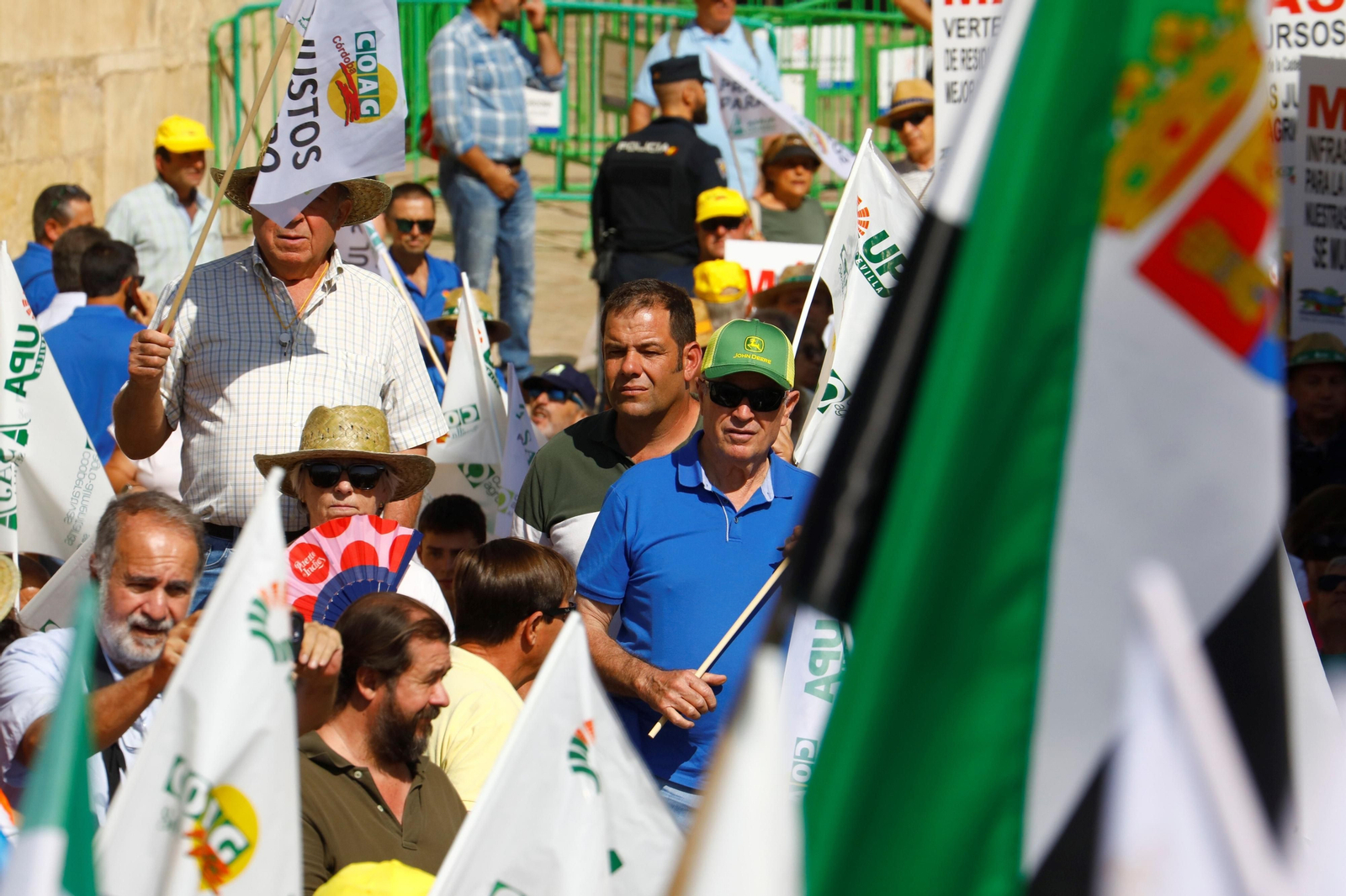 La protesta del sector agrario contra las políticas de la UE en Córdoba, en imágenes