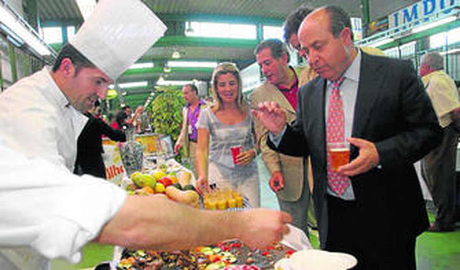 El alcalde de la capital, José Torres Hurtado, en una visita a las instalaciones de MercaGranada.