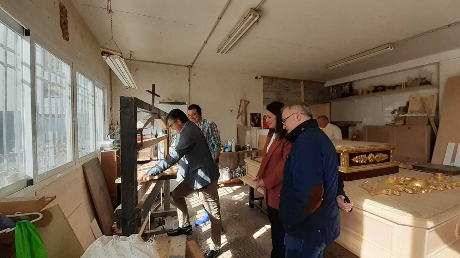 Esteban Jiménez durante una visita en su taller.