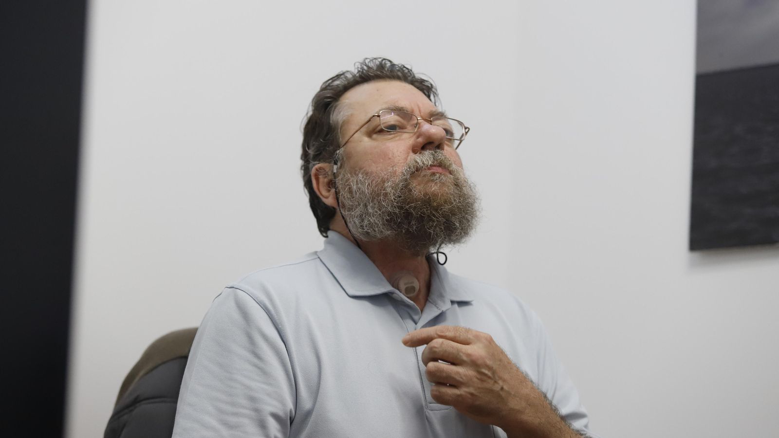 Vicente Lavado en la asociación de pacientes laringectomizados onubenses.