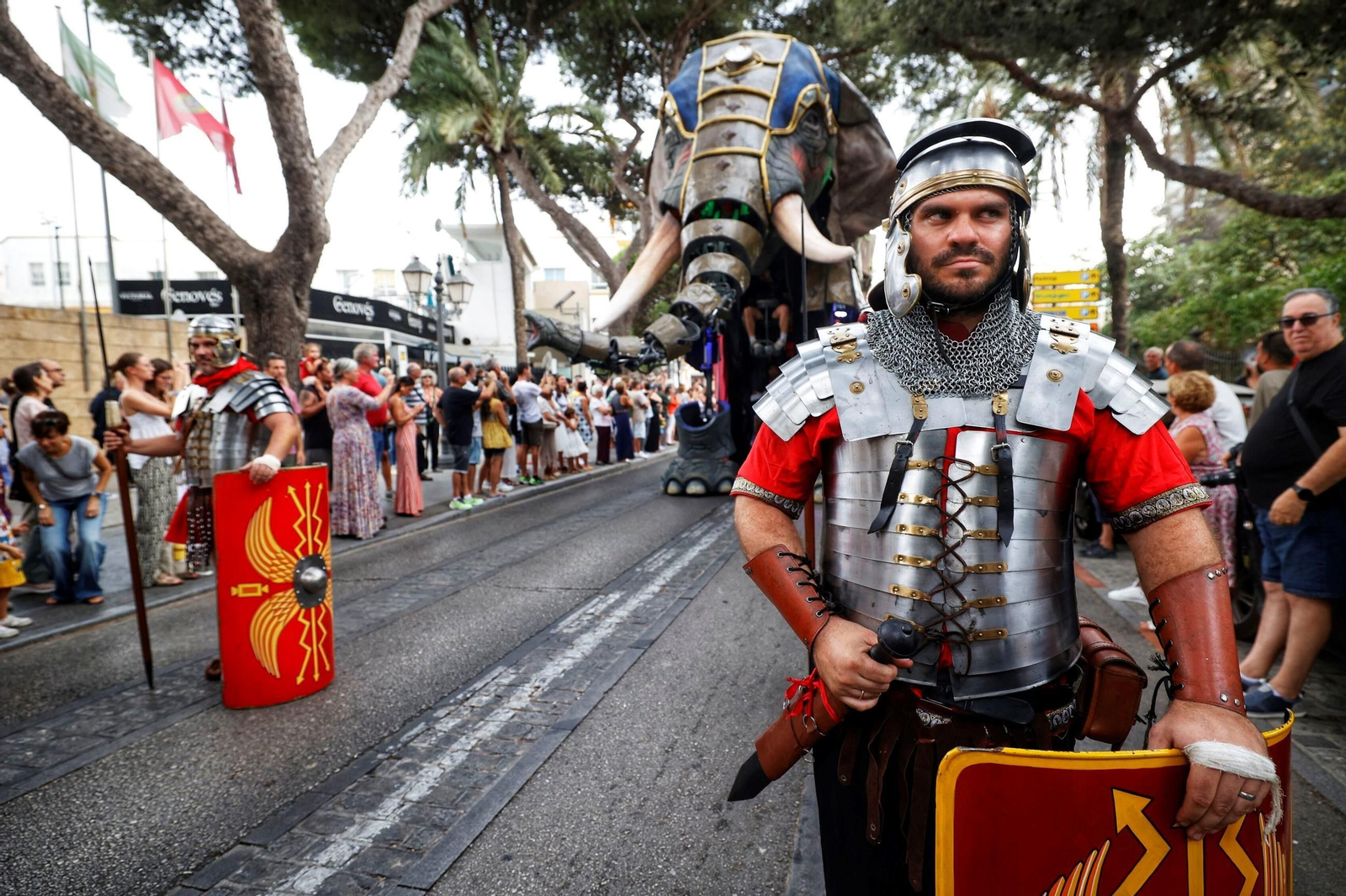 Las imágenes de Gades Romana 2025: la comitiva y el espectáculo inaugural en Cádiz