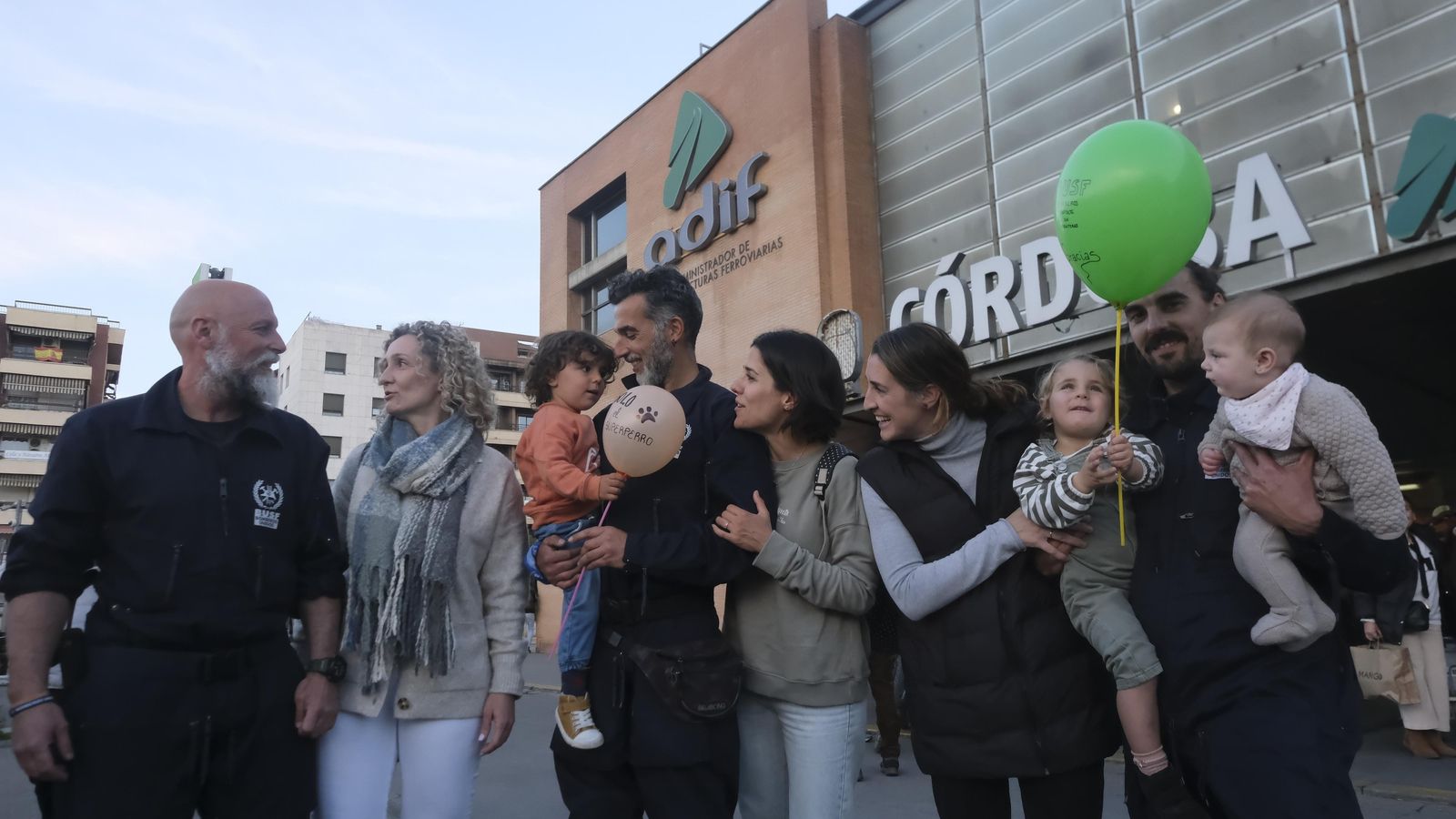 Los bomberos de Córdoba que viajaron a Turquía junto a sus familias en la estación. Los bomberos de Córdoba que viajaron a Turquía junto a sus familias en la estación.