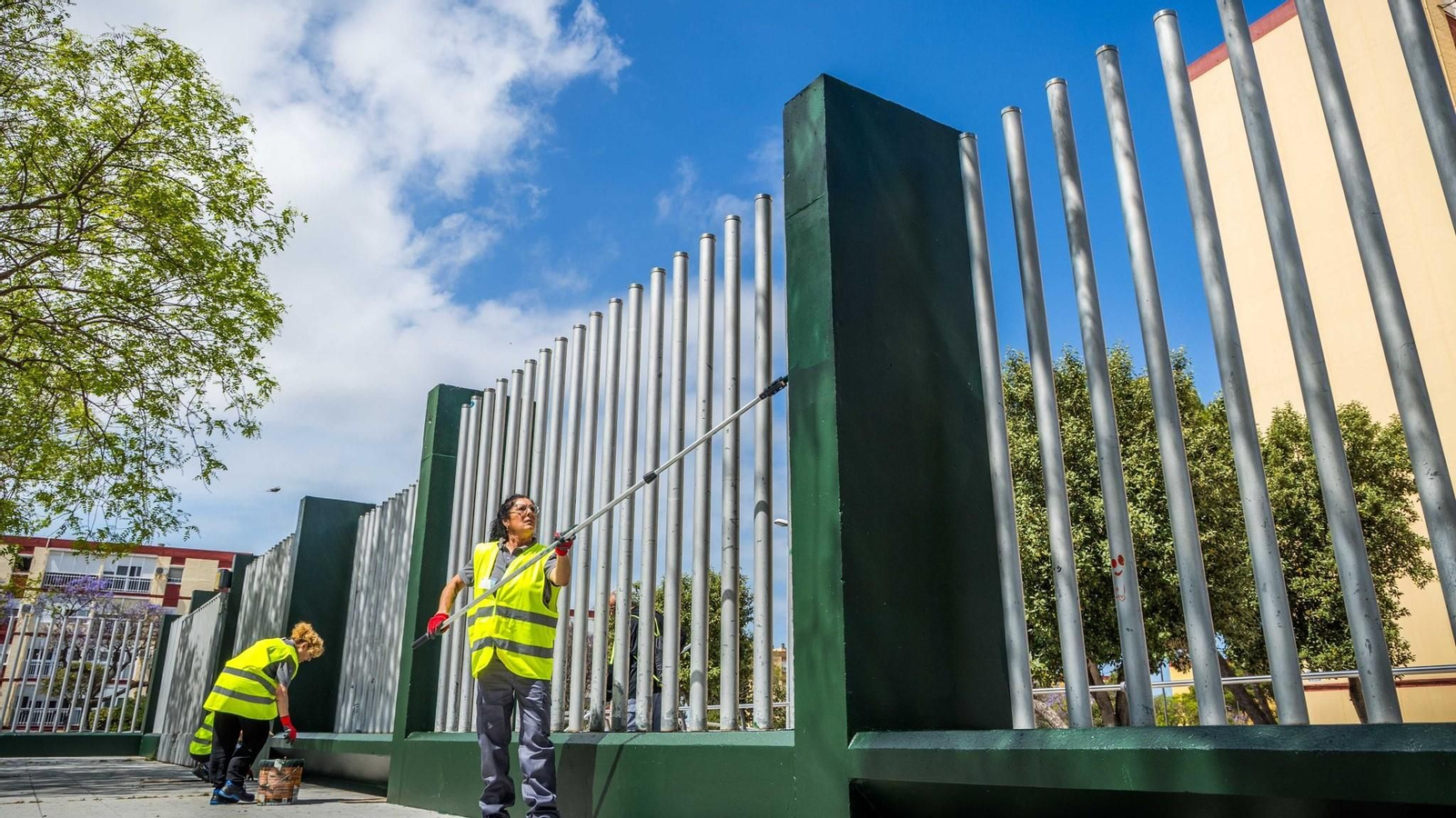 Personal contratado en el último plan de empleo puesto en marcha por el Ayuntamiento de San Fernando trabajando en labores de mejora urbana