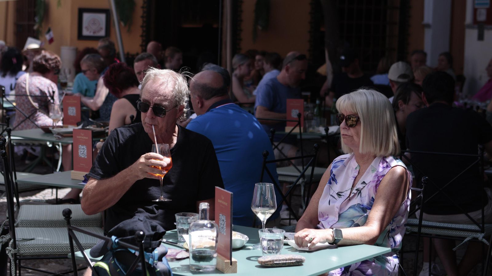 Foráneos toman un refrigerio en una céntrica cafetería.