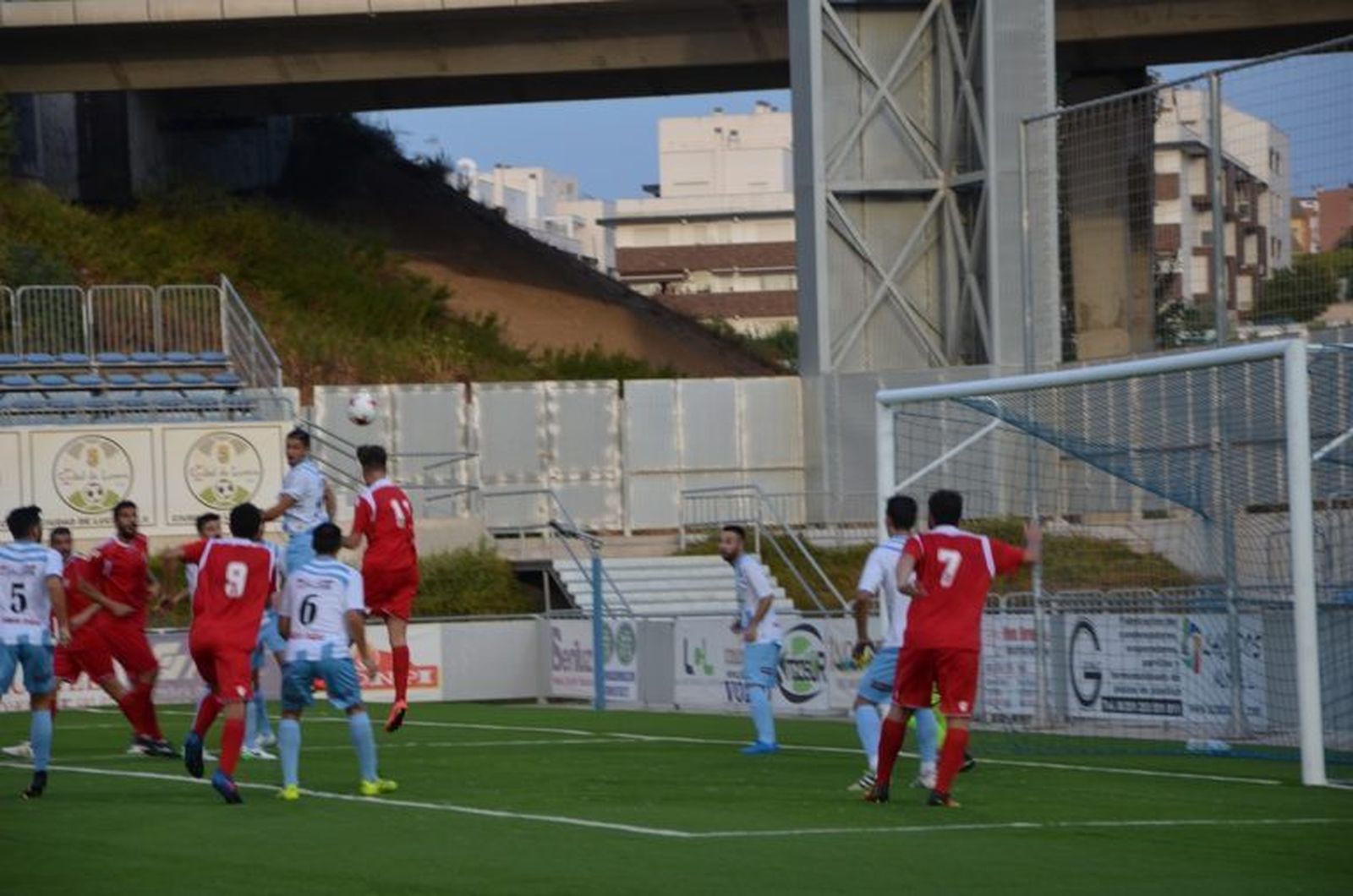 Arriba, momento en el que Albino cabecea el 0-1; abajo, celebración de los xerecistas en Lucena.