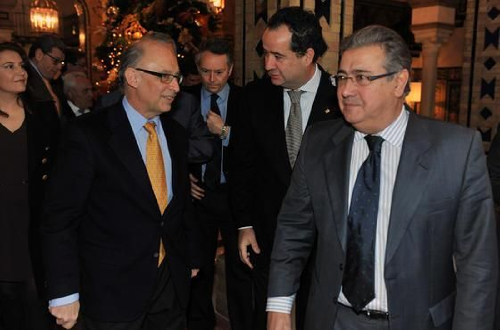 Cristóbal Montoro, Carlo Suffredini, director del Hotel Alfonso XIII  y Juan Ignacio Zoido.


Foto: Juan Carlos Vazquez y Victoria Garcia