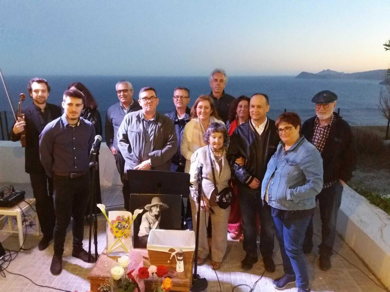 Pilar y Rafael, madre y hermano de Pilar Quirosa junto a los amigos que participaron en el homenaje.