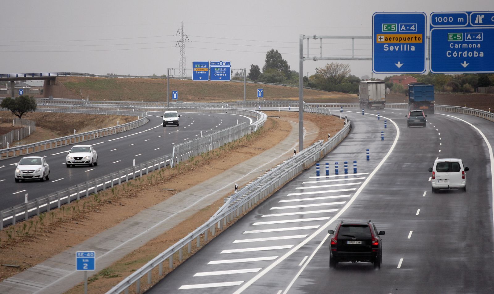 2011 (noviembre). Puesta en servicio del primer tramo que va de la A-4 La Rinconada (sentido Cádiz) a la A-92 Alcalá de Guadaíra