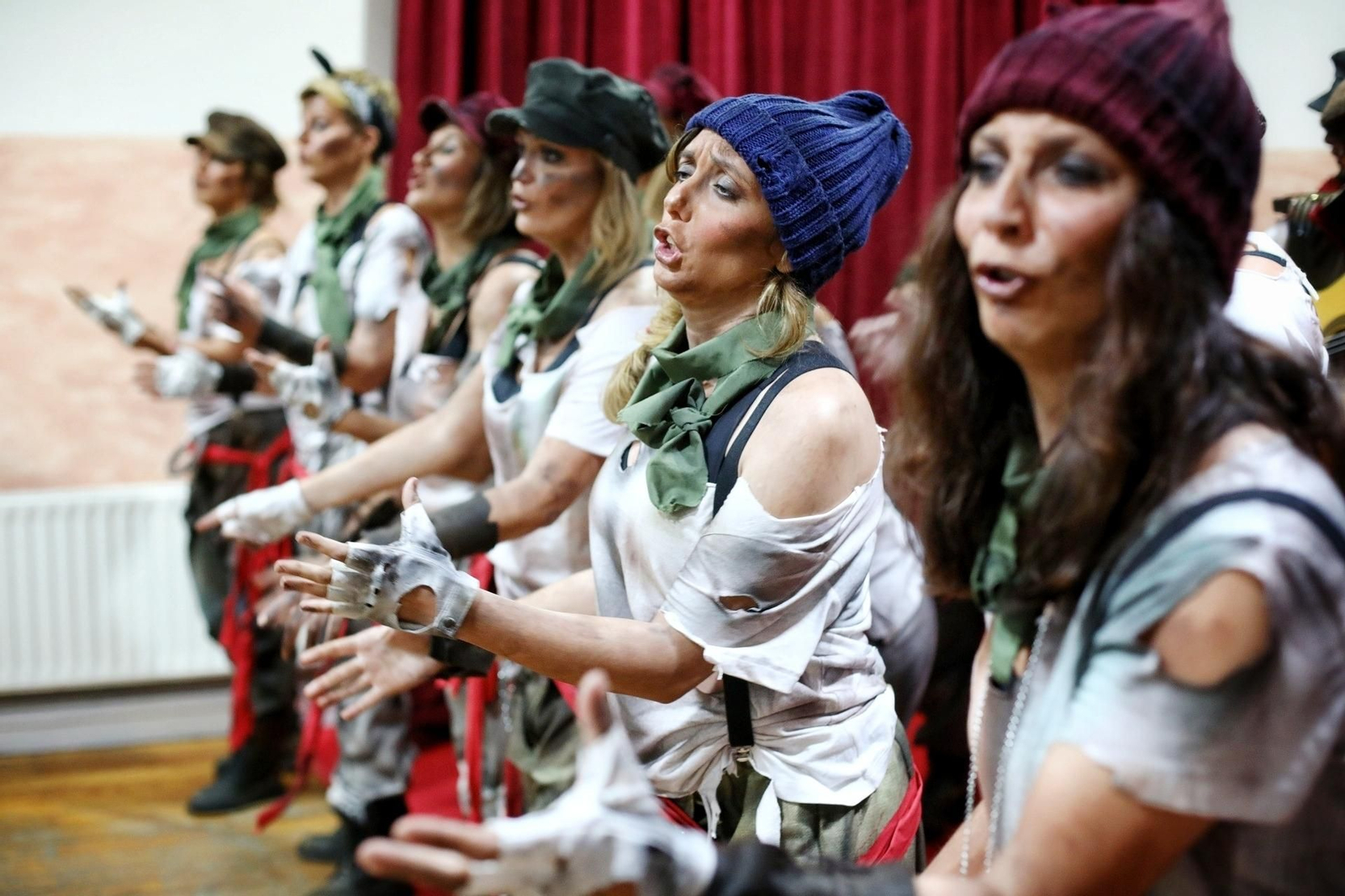 La comparsa 'Las cachivache' calientan voces antes de salir al escenario