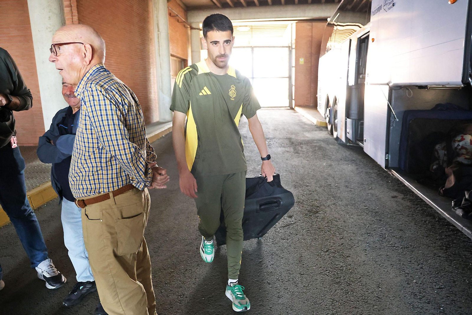 Imágenes de la salida del autobus del Recreativo de Huelva hacia Alcoy