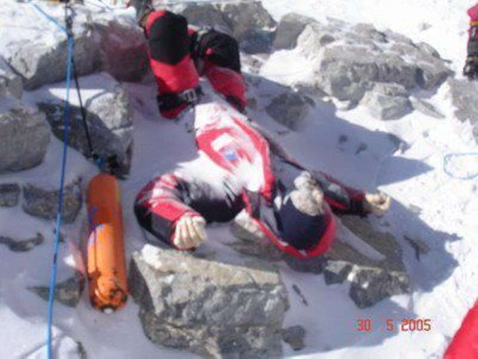 El Saludador La truculenta ascensión entre muertos al monte Everest
