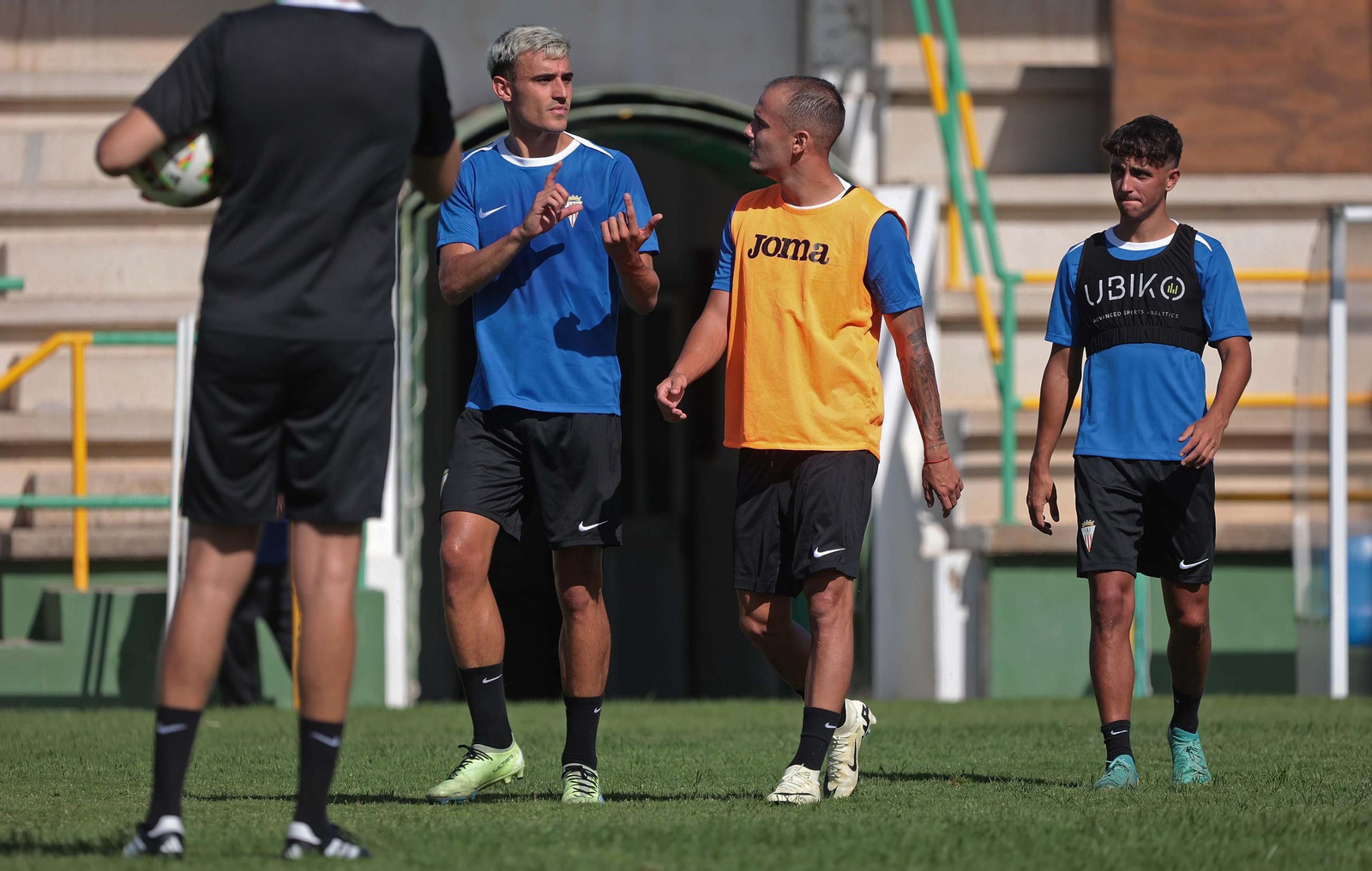 Fotos del primer entrenamiento del Algeciras CF de la pretemporada 2024/2025 en Los Barrios