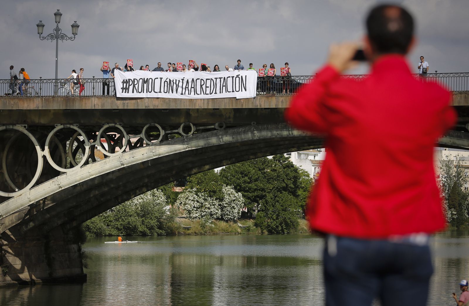 Una pancarta desplegada en el puente de Triana por los interinos de la US en la primavera de 2018.