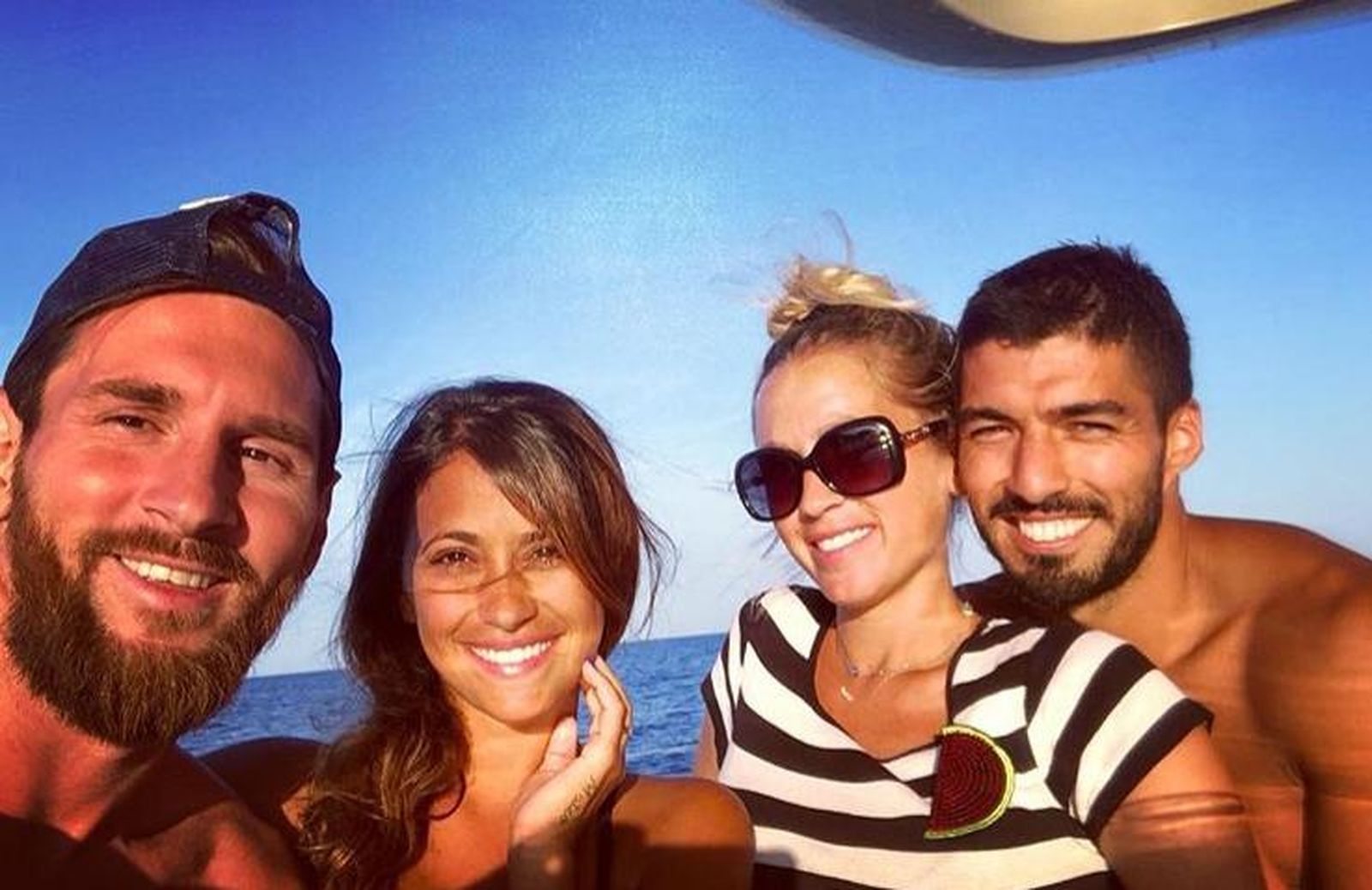 Messi, durante sus vacaciones junto a su mujer y el también jugador Luis Suárez.