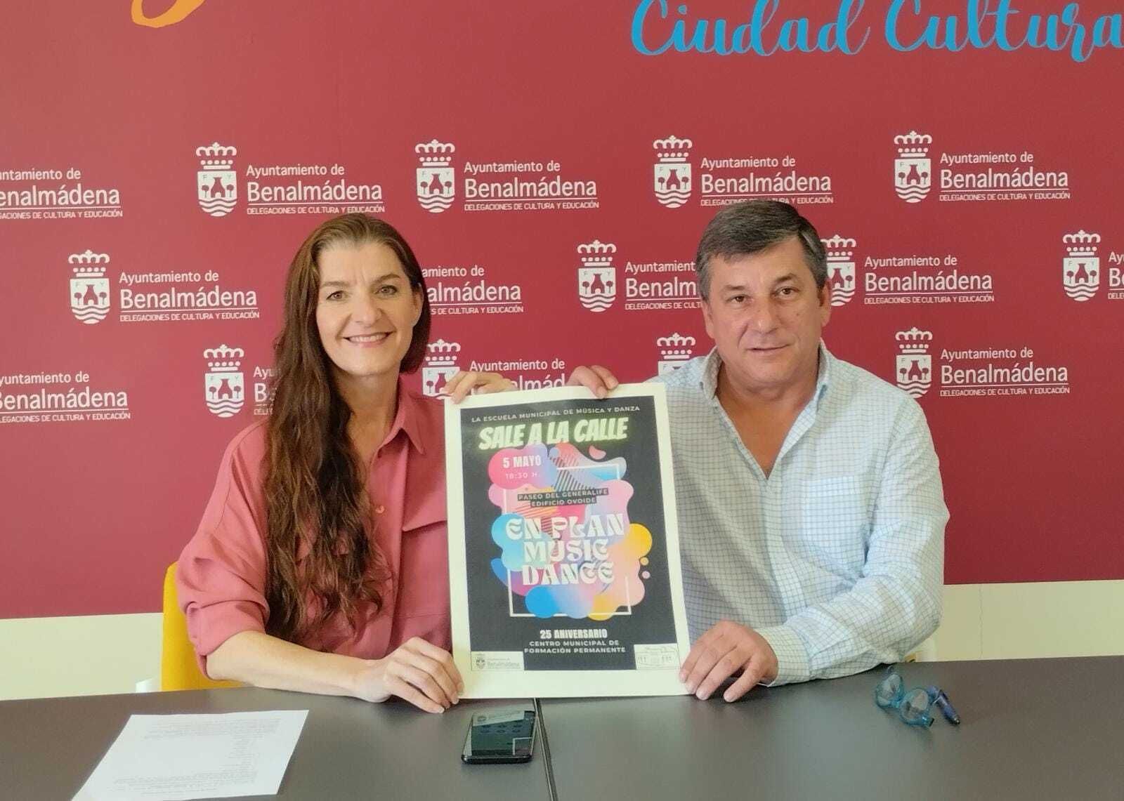 El concejal de Educación, E. Pablo Centella, y la docente María Adela Merchán en la presentación del evento.