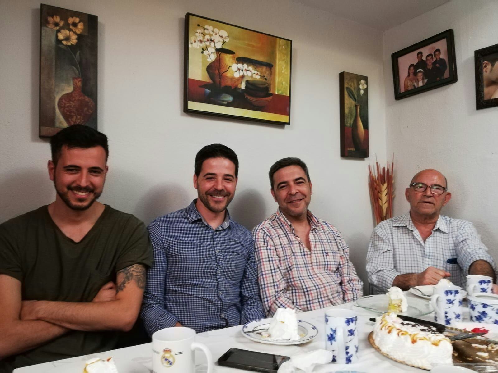 Familia numerosa de guardias: los tres hijos varones han dado continuidad a la saga que comenzara su padre.