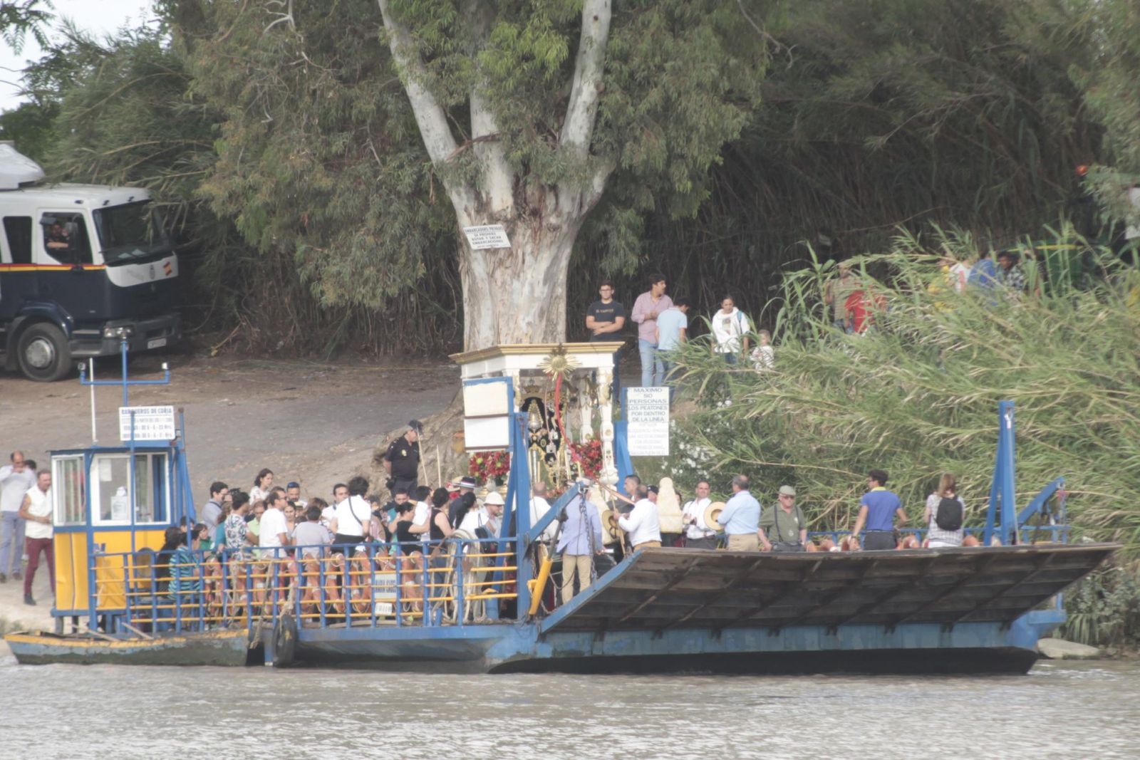 Hermandades cruzando el río Guadalquivir por Coria, en imágenes