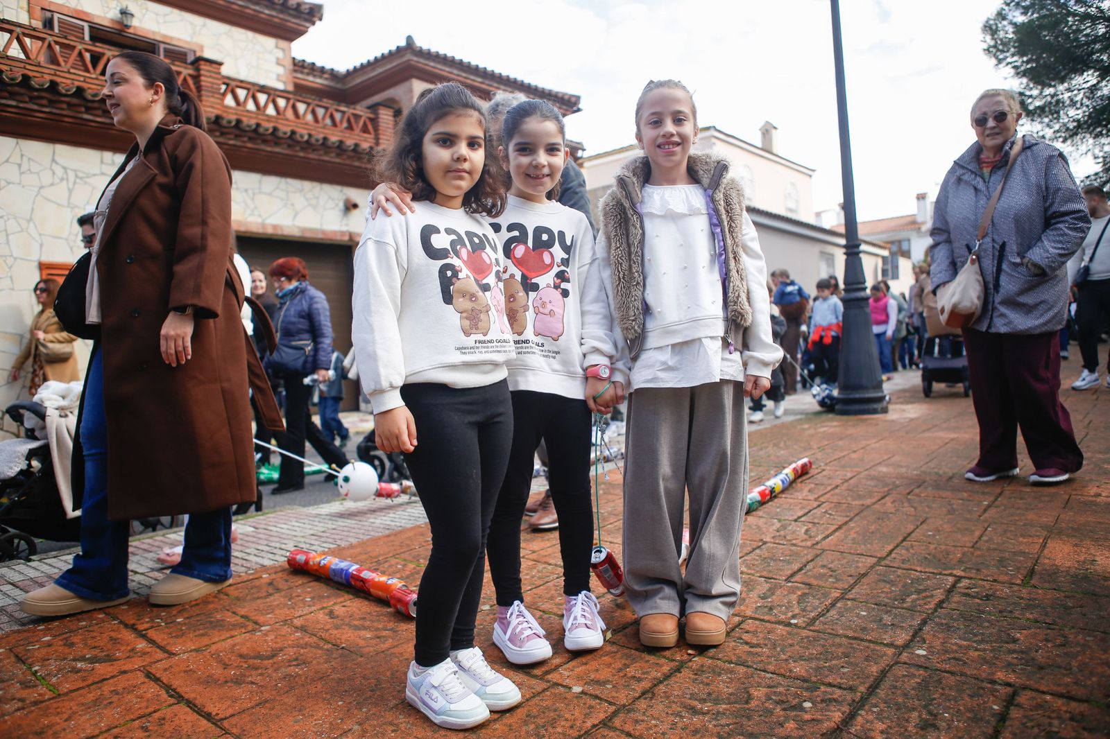 Búscate en las fotos del arrastre de latas 2026 en Los Barrios