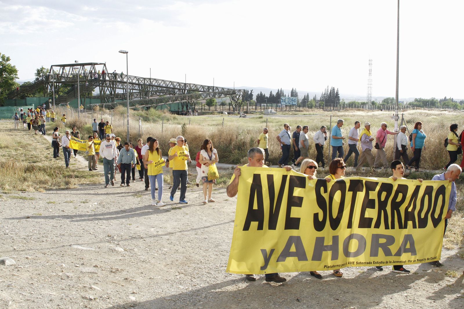 La Marea Amarilla vuelve a las calles por la suspensión del estudio del soterramiento del tren en Granada