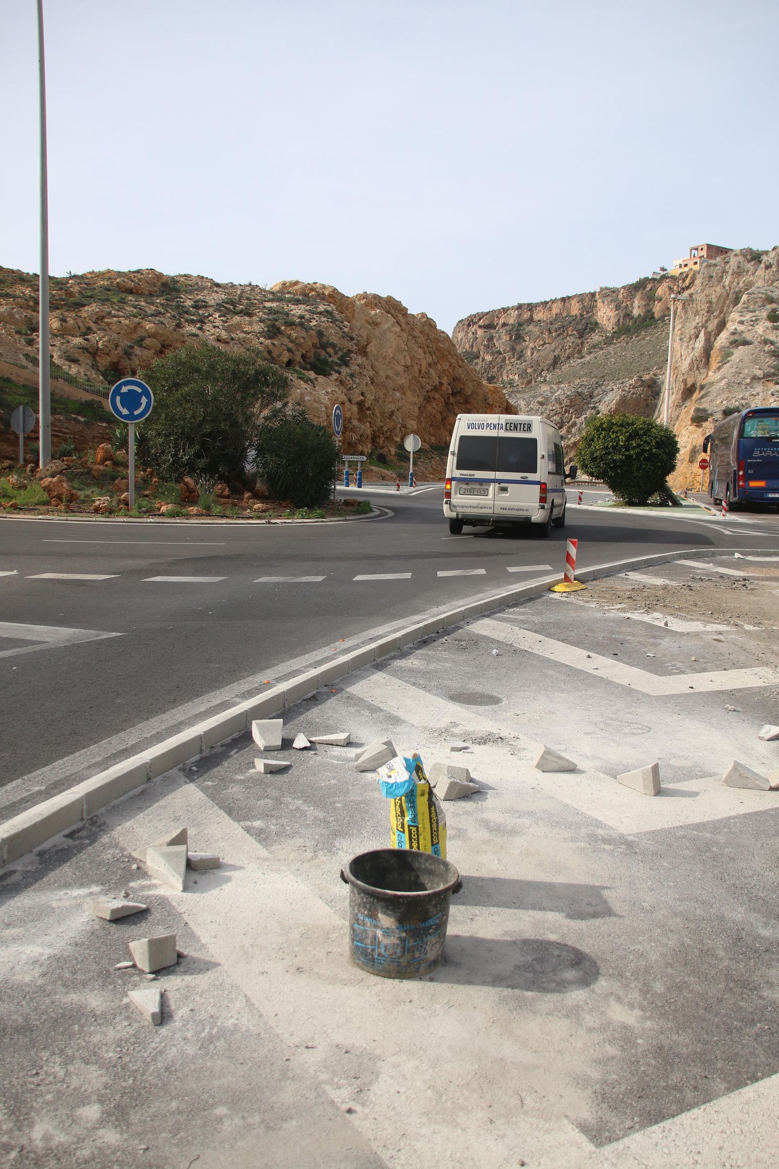 Bordillos también en isletas para evitar aparcamientos arriesgados.