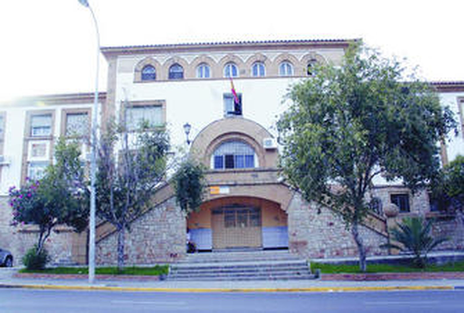 Puerta principal del centro de internamiento de extranjeros de la barriada de La Piñera, en Algeciras.