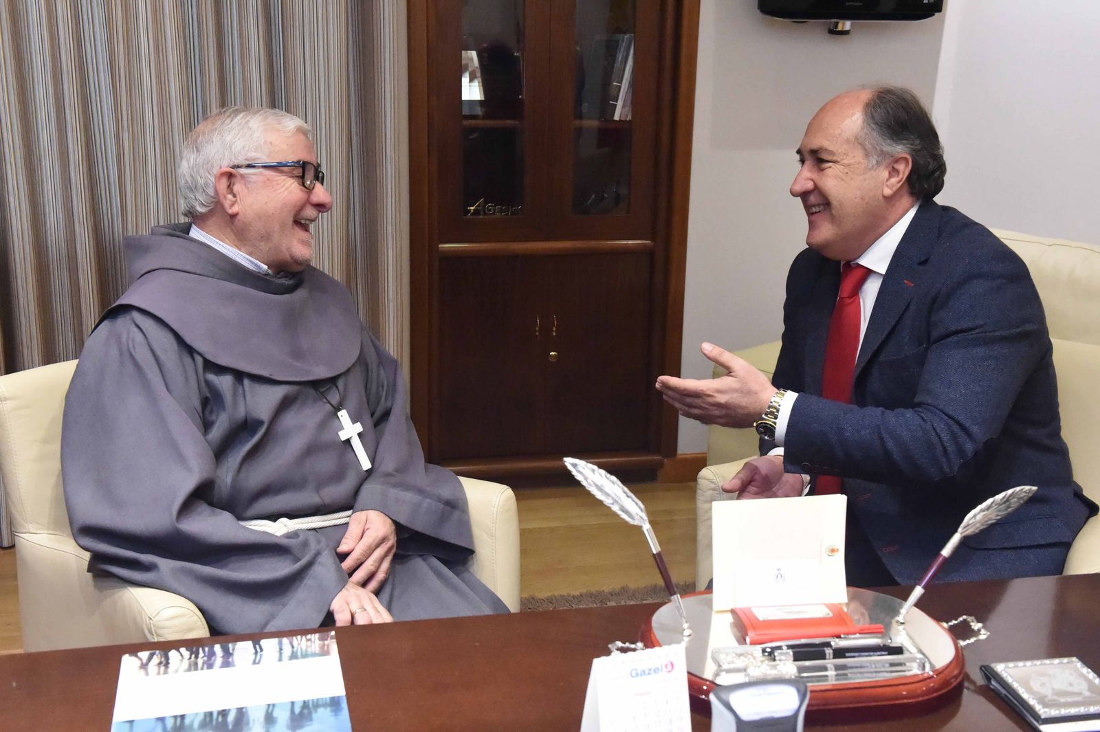 Isidoro Macías, conocido como Padre Patera, junto al alcalde, José Ignacio Landaluce.