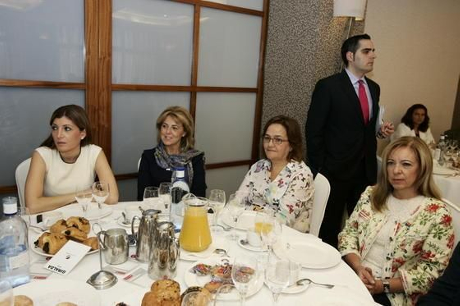 Carolina Lafita, Pilar Ortega y María Muñiz, actuales concejalas en el Ayuntamiento de Almería presenciando el discurso del alcalde, Luis Rogelio Rodríguez

Foto: Rafael G. / Javier Alonso