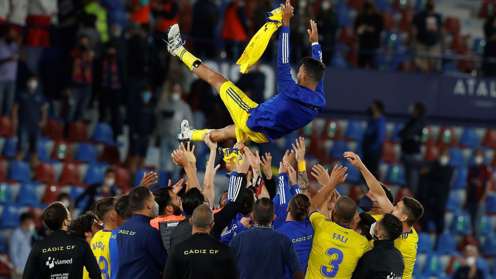 Augusto Fernández, manteado por sus compañeros.