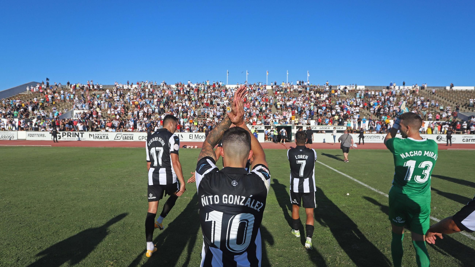 Jugadores y público festejan el triunfo de la Balona sobre el Real Madrid Castilla, en agosto de 2021
