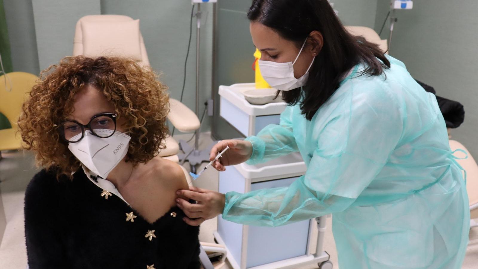 Administración de la vacuna a sanitarios del Hospital de Poniente.