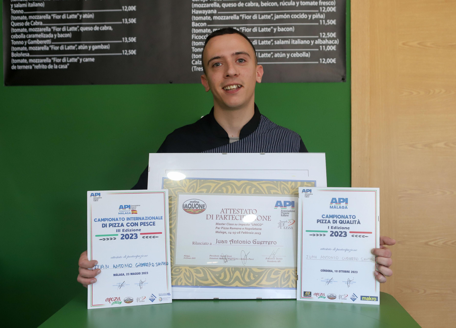 Elaboración de pizzas al autentico estilo italiano en Pizzeria Napoli, en imágenes