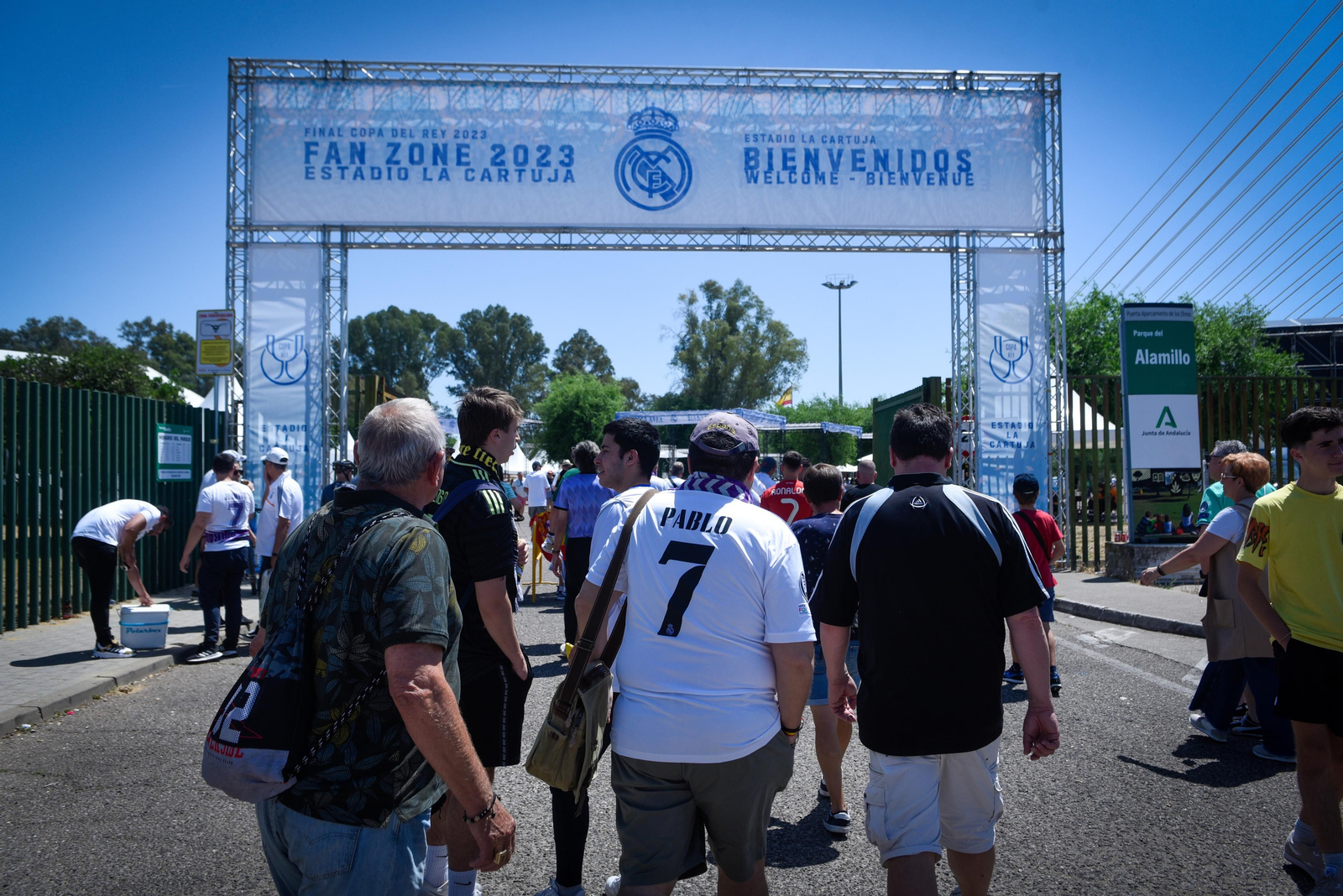 Búscate en la galería gráfica de las aficiones de Osasuna y Real Madrid en Sevilla