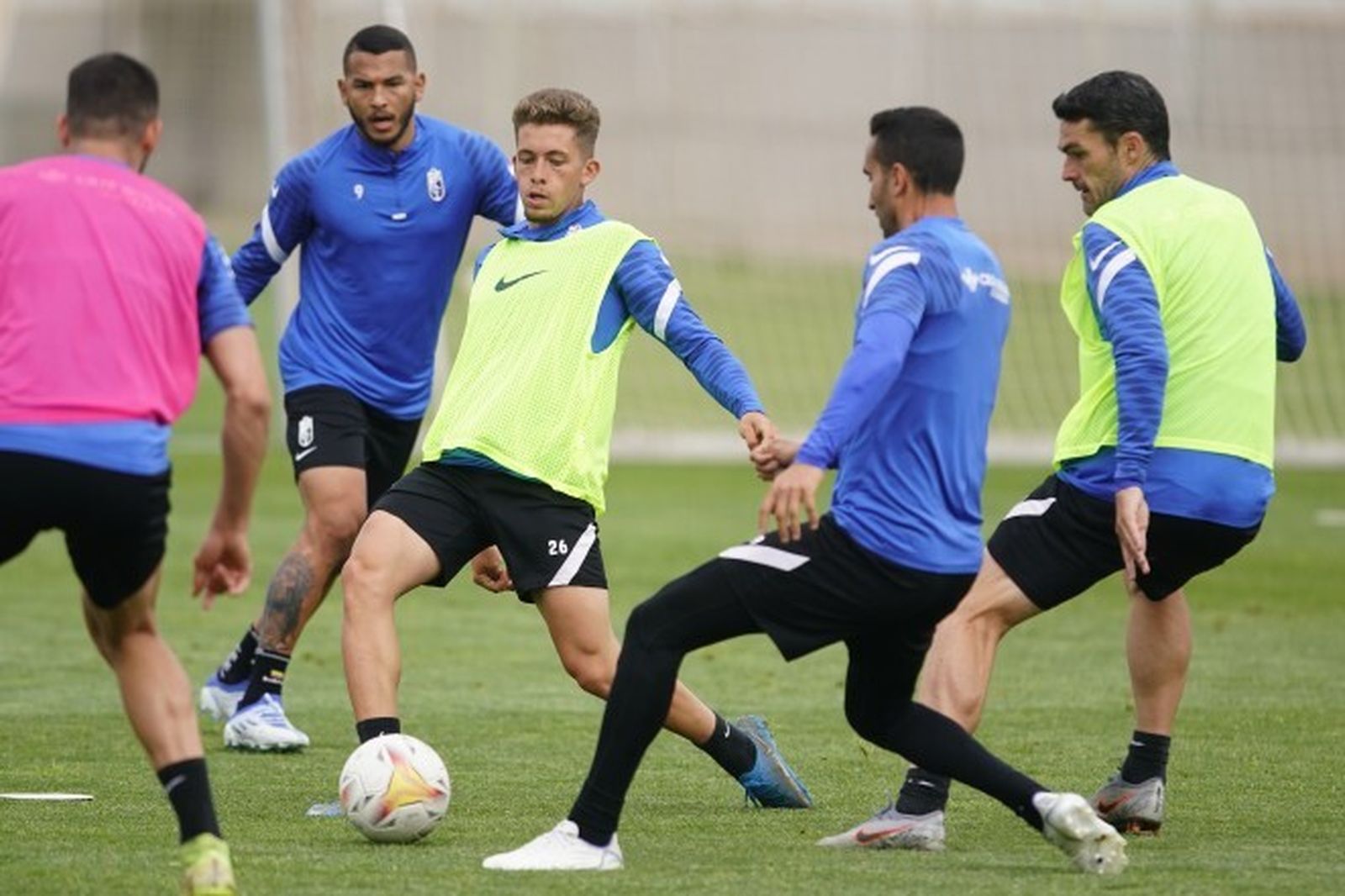 Varios jugadores del Granada, en el entrenamiento de este martes
