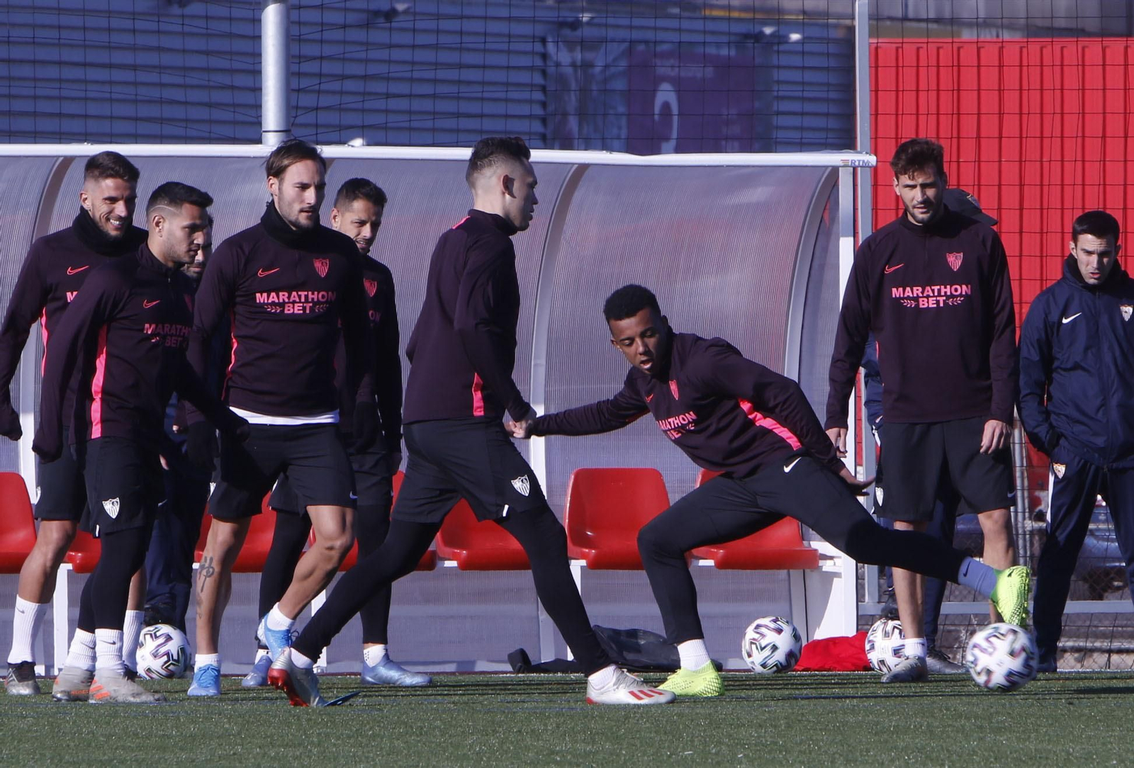 Ocampos y Koundé juegan con el balón ante Carriço, Rony Lopes, Gudelj y Franco Vázquez.