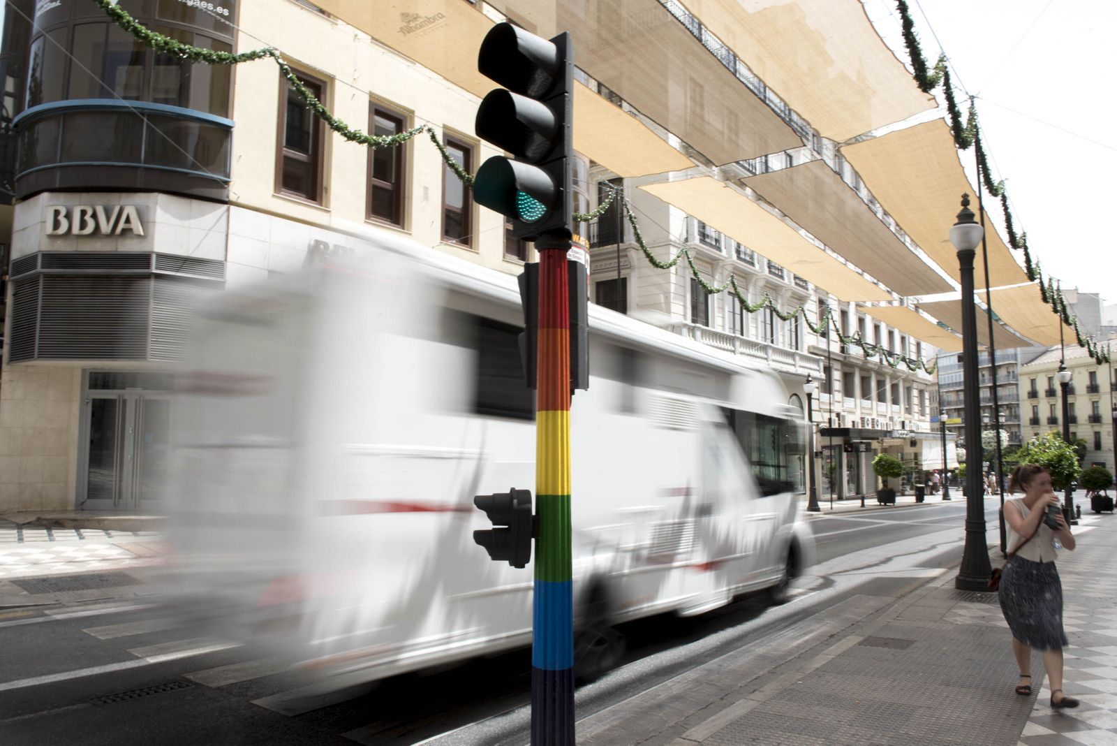 El Ayuntamiento recupera la pintura de los semáforos por el día LGTBI