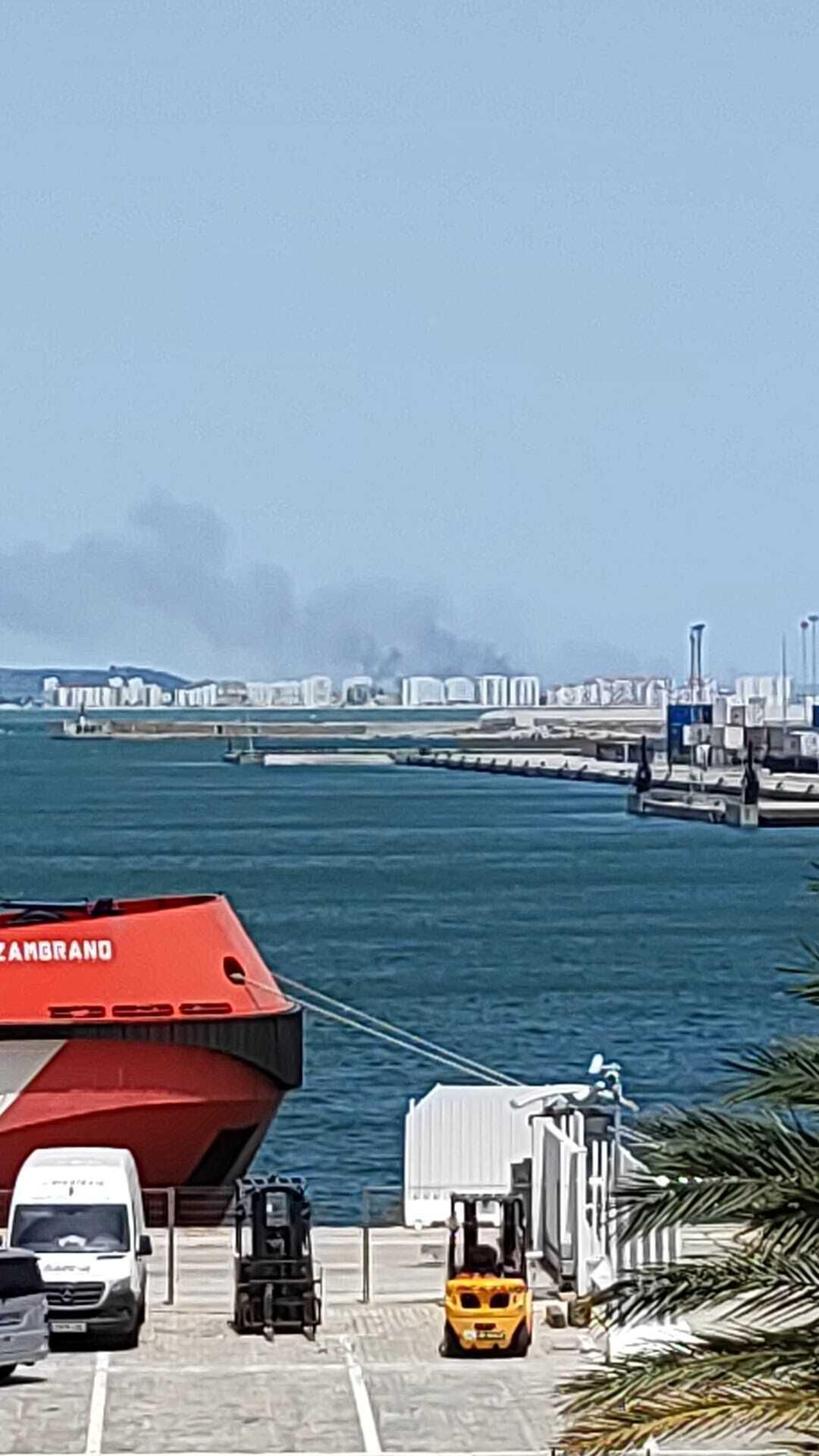 Vista del humo desde Cádiz.