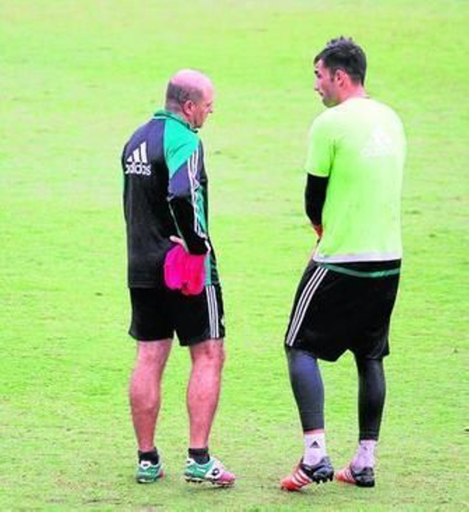 Pepe Mel dialoga con el meta Adán en el entrenamiento de ayer.