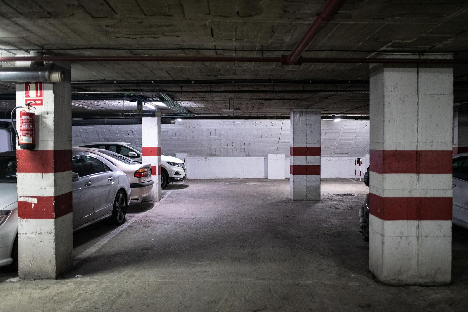 Plazas de garaje en los bajos de un edificio.