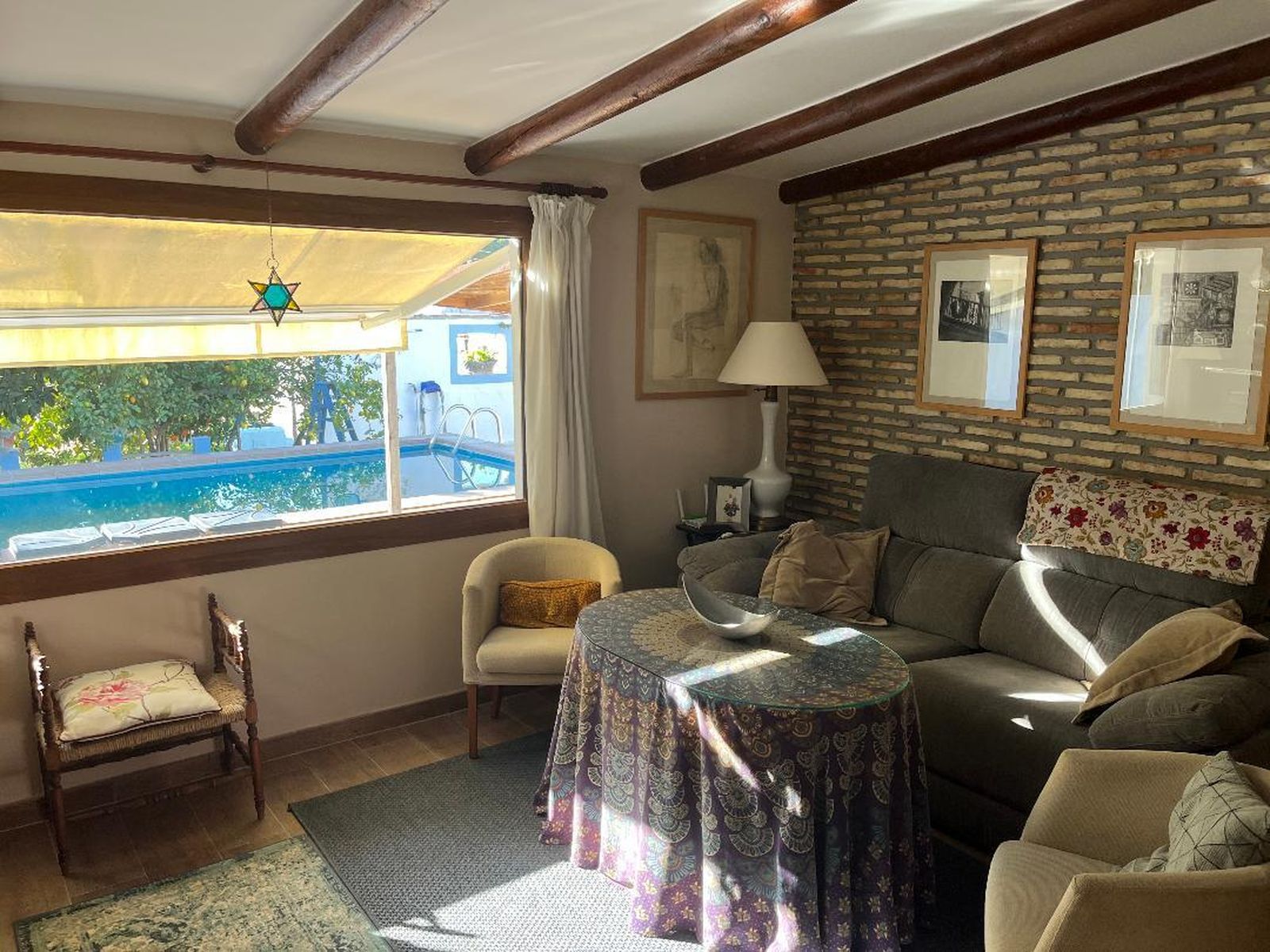 La sala de estar tiene vistas al exterior, a la zona de la piscina.